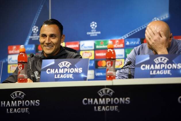 November 21, 2016 - Lisbon, Portugal - Real Madrid s goalkeeper Keylor Navas (L ) and Real Madrid s head coach Zinedine Zidane attend a press conference PK Pressekonferenz at the Alvalade stadium in Lisbon, Portugal on November 21, 2016, on the eve of their UEFA Champions League Group F football match Sporting CP vs Real Madrid. Photo: UEFA Champions League - Real Madrid s press conference - ZUMAf123 20161121_zap_f123_003