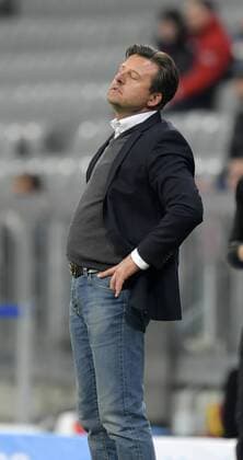 21.11.2016, Fussball 2.Bundesliga 2016 2017, 13.Spieltag, TSV 1860 München - 1.FC Kaiserslautern, in der Allianz-Arena München. Trainer Kosta Runjaic (TSV 1860 München) nachdenklich. 