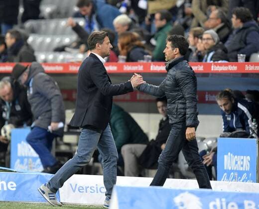 21.11.2016, Fussball 2.Bundesliga 2016 2017, 13.Spieltag, TSV 1860 München - 1.FC Kaiserslautern, in der Allianz-Arena München. v.li: Trainer Kosta Runjaic (li, TSV 1860 München) sjakehands mit Sportdirektor Thomas Eichin (TSV 1860 München) nach dem Spiel. 