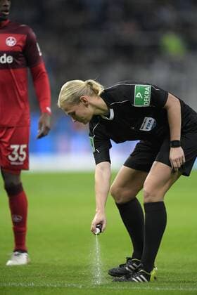 21.11.2016, Fussball 2.Bundesliga 2016 2017, 13.Spieltag, TSV 1860 München - 1.FC Kaiserslautern, in der Allianz-Arena München. Schiedsrichterin Bibiana Steinhaus sprüht das Freistoss-Spray auf den Rasen. 