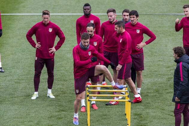 Atletico de Madrid s Fernando Torres, Gabi Fernandez, Juanfran Torres. Koke Resurrecccion, Saul Iniguez ,Stefan Savic during the official training of Atletico de Madrid before the Champions League match between Atletico de Madrid and PSV Eindhoven at Cerro del Espino in Madrid , Spain. November 22, 2016.  (20161122032)