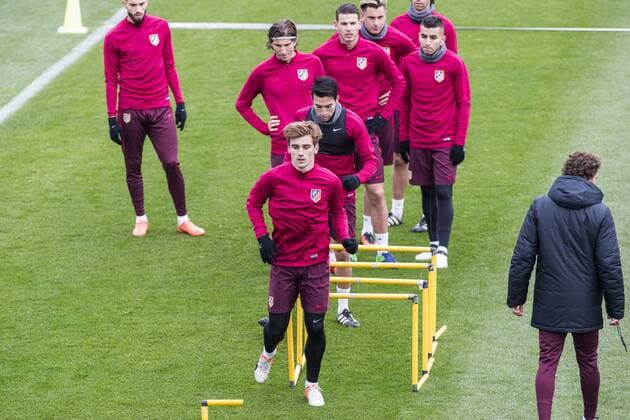 Atletico de Madrid s Antoine Griezmann , Filipe Luis, Kevin Gameiro , Angel Correa during the official training of Atletico de Madrid before the Champions League match between Atletico de Madrid and PSV Eindhoven at Cerro del Espino in Madrid , Spain. November 22, 2016.  (20161122034)