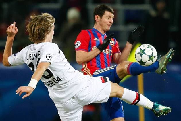 FuÃŸball, CL, ZSKA Moskau - Bayer Leverkusen MOSCOW, RUSSIA - NOVEMBER 22, 2016: Bayer Leverkusen s Tin Jedvaj (L) and CSKA Moscow s Alan Dzagoev fight for the ball in their 2016 17 UEFA Champions League Group E Round 5 football match at CSKA Stadium. Mikhail Japaridze TASS  TS03878F
