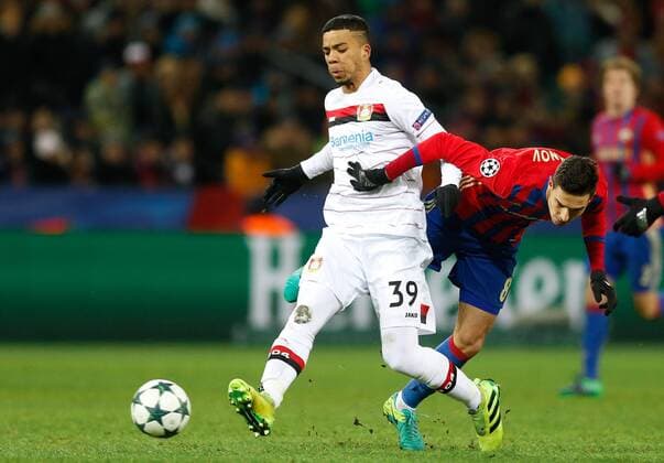 FuÃŸball, CL, ZSKA Moskau - Bayer Leverkusen MOSCOW, RUSSIA - NOVEMBER 22, 2016: Bayer 04 Leverkusen s Benjamin Henrichs (L) and CSKA Moscow s Georgi Milanov fight for the ball in their 2016 17 UEFA Champions League Group E Round 5 football match at CSKA Stadium. Mikhail Japaridze TASS  TS0387BC