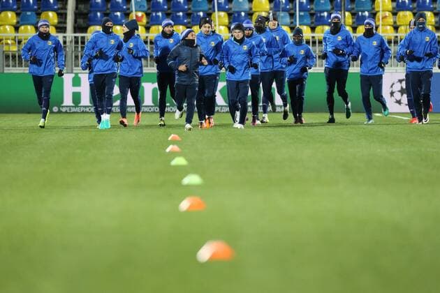 Bilder des Tages - SPORT Fußball, CL, FK Rostow Training November 22, 2016 - Rostov-On-Don, Russia - Team Rostov warm up during a training session prior to the Champions League Group D soccer match between FC Bayern Munich and FC Rostov, at Olimp 2 Stadium in Rostov-on-Don, Russia on Novemberr 22, 2016. FC Rostov - Training & press conference PK Pressekonferenz  - ZUMAn230 20161122_zaa_n230_045