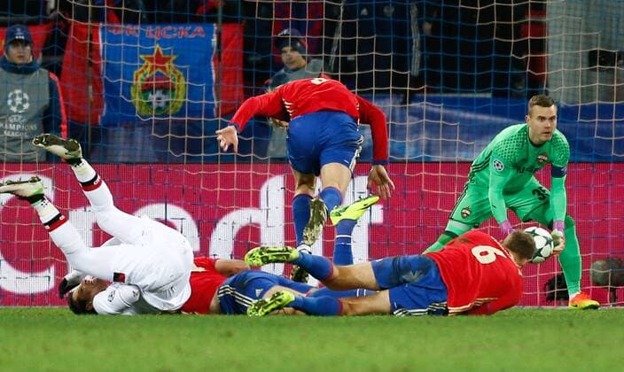 FuÃŸball, CL, ZSKA Moskau - Bayer Leverkusen MOSCOW, RUSSIA - NOVEMBER 22, 2016: CSKA Moscow s goalkeeper Igor Akinfeev (R) makes a save in the 2016 17 UEFA Champions League Group E Round 5 football match against Bayer 04 Leverkusen at CSKA Stadium. Mikhail Japaridze TASS  TS0387CE