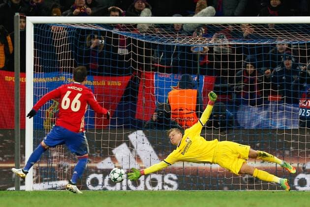 Bilder des Tages - SPORT FuÃŸball, CL, ZSKA Moskau - Bayer Leverkusen MOSCOW, RUSSIA - NOVEMBER 22, 2016: CSKA Moscow s Bibars Natcho (L) scores a goal past Bayer 04 Leverkusen s goalkeeper Bernd Leno in their 2016 17 UEFA Champions League Group E Round 5 football match at CSKA Stadium. Mikhail Japaridze TASS  TS0387DF