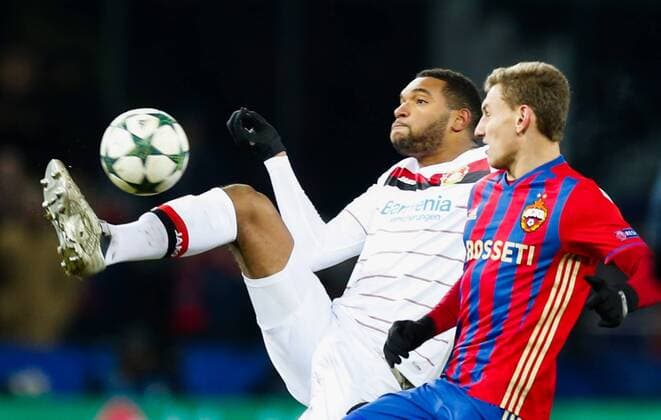 FuÃŸball, CL, ZSKA Moskau - Bayer Leverkusen MOSCOW, RUSSIA - NOVEMBER 22, 2016: Bayer 04 Leverkusen s Jonathan Tah (L) and CSKA Moscow s Fedor Chalov fight for the ball in their 2016 17 UEFA Champions League Group E Round 5 football match at CSKA Stadium. The game ended in a 1-1 draw. Mikhail Japaridze TASS  TS0387E1