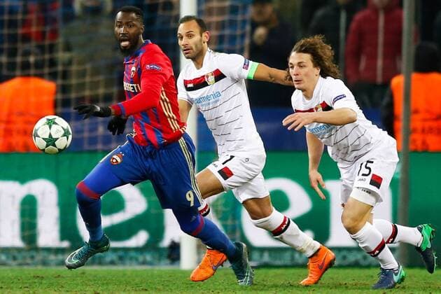 FuÃŸball, CL, ZSKA Moskau - Bayer Leverkusen MOSCOW, RUSSIA - NOVEMBER 22, 2016: CSKA Moscow s Lacina Traore, Bayer 04 Leverkusen s Omer Toprak and Julian Baumgartlinger (L-R) fight for the ball in their 2016 17 UEFA Champions League Group E Round 5 football match at CSKA Stadium. The game ended in a 1-1 draw. Mikhail Japaridze TASS  TS0387E5