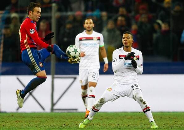 FuÃŸball, CL, ZSKA Moskau - Bayer Leverkusen MOSCOW, RUSSIA - NOVEMBER 22, 2016: CSKA Moscow s Bibars Natcho, Bayer 04 Leverkusen s Omer Toprak and Benjamin Henrichs (L-R) fight for the ball in their 2016 17 UEFA Champions League Group E Round 5 football match at CSKA Stadium. The game ended in a 1-1 draw. Mikhail Japaridze TASS  TS0387E6