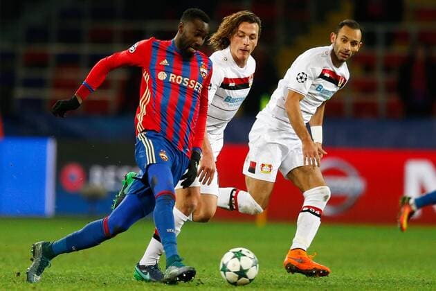 FuÃŸball, CL, ZSKA Moskau - Bayer Leverkusen MOSCOW, RUSSIA - NOVEMBER 22, 2016: CSKA Moscow s Lacina Traore, Bayer 04 Leverkusen s Julian Baumgartlinger and Omer Toprak (L-R) fight for the ball in their 2016 17 UEFA Champions League Group E Round 5 football match at CSKA Stadium. The game ended in a 1-1 draw. Mikhail Japaridze TASS  TS0387E9