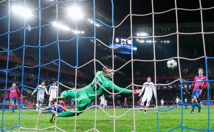Themen der Woche - SPORT Bilder des Tages - SPORT FuÃŸball, CL, ZSKA Moskau - Bayer Leverkusen MOSCOW, RUSSIA - NOVEMBER 22, 2016: CSKA Moscow s goalkeeper Igor Akinfeev (front) concedes a goal in the 2016 17 UEFA Champions League Group E Round 5 football match against Bayer 04 Leverkusen at CSKA Stadium. The game ended in a 1-1 draw. Mikhail Japaridze TASS  TS0387EE