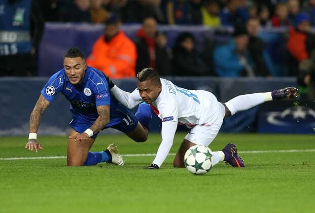Fußball, CL, Leicester City - FC Brügge Leicester s Danny Simpson tussles with Brugge s Jose Izquierdo during the Champions League group B match at the King Power Stadium, Leicester. Picture date November 22nd, 2016 Pic David Klein Sportimage EDITORIAL USE ONLY. No use with unauthorised audio, video, data, fixture lists, club league logos or live services. Online in-match use limited to 120 images, no video emulation. No use in betting, games or single club league player publications.