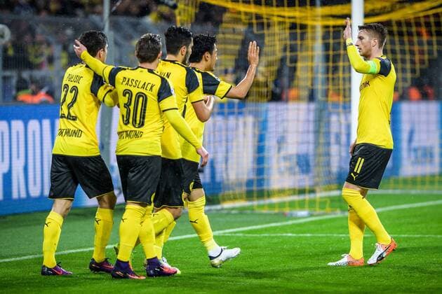 Christian Pulisic (Borussia Dortmund 22), Felix Passlack (Borussia Dortmund 30), Shinji Kagawa (Borussia Dortmund 23) und Marco Reus (Borussia Dortmund 11) beim Torjubel nach dem Treffer zum 1:1 beim Champions League Spiel zwischen Borussia Dortmund und Legia Warschau am 22.11.2016 Dortmund Copyright: xSchuelerx xEibnerx-xPressefotox EP_JSE