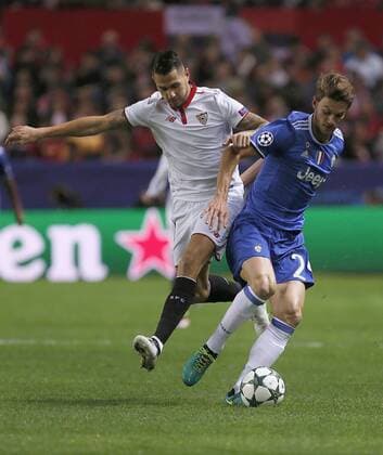Fußball, CL, FC Sevilla - Juventus Turin Sevilla s midfielder Vitolo Machin (L) fights for the ball with Juventus defense Rugani during their UEFA Champions League 5th round match at Ramon Sanchez Pizjuan stadium in Seville, Andalusia, Spain, 22 November 2016. SEVILLA VS. JUVENTUS !ACHTUNG: NUR REDAKTIONELLE NUTZUNG!  SEV001 20161122-636154467113534327