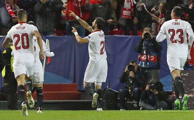 Fußball, CL, FC Sevilla - Juventus Turin Sevilla s Argentinian midfielder Nico Pareja (C) celebrates his 1-0 goal against Juventus during their UEFA Champions League 5th round match at Ramon Sanchez Pizjuan stadium in Seville, Andalusia, Spain, 22 November 2016. SEVILLA VS. JUVENTUS !ACHTUNG: NUR REDAKTIONELLE NUTZUNG!  SEV001 20161122-636154469089130991