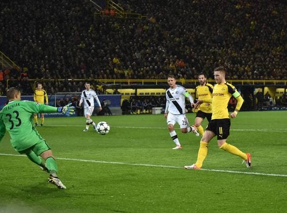 Bilder des Tages - SPORT 22.11.2016, Fussball UEFA Champions League 2016 17, Vorrunde, 5. Spieltag, Borussia Dortmund - Legia Warschau, Marco Reus (Borussia Dortmund), re., erzielt das Tor zum 5:2