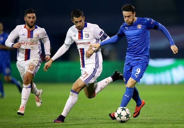 Fußball, CL, Dinamo Zagreb - Olympique Lyon UEFA Champions League, GNK Dinamo vs. Olympique Lyonnais 22.11.2016., Maksimir Stadium, Zagreb, Croatia - UEFA Champions League, Group H, Round 5, GNK Dinamo vs. Olympique Lyonnais. Angelo Henriquez, Maxime Gonalons. IgorxKralj PIXSELL