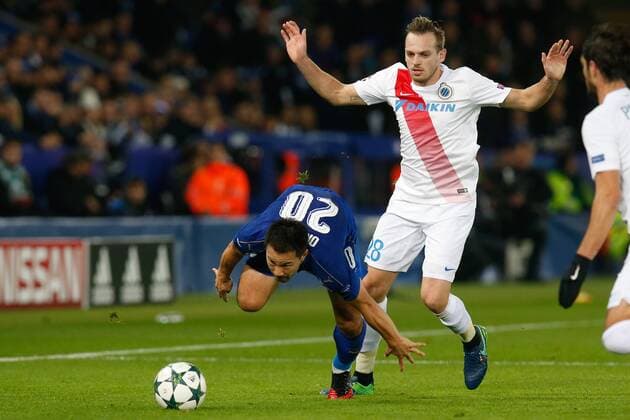 Fußball, CL, Leicester City - FC Brügge Leicester s Shinji Okazaki and Club s Laurens De Bock fight for the ball during a game between British club Leicester City Football Club and Belgian first division soccer team Club Brugge KV, the fifth game of the Champions League group stage competition, in the group G, in Leicester, Great Britain, Tuesday 22 November 2016. BRUNOxFAHY  x04980712x