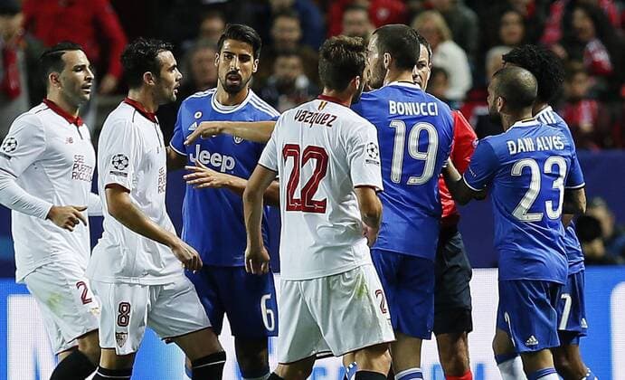 Fußball, CL, FC Sevilla - Juventus Turin Sevilla s Argentinian midfielder Franco Vazquez (C) argues with British referee Mark Clattenburg (2R) and Juventus German midfielder Sami Kedhira (3L)during their UEFA Champions League 5th round match at Ramon Sanchez Pizjuan stadium in Seville, Andalusia, Spain, 22 November 2016. SEVILLA VS. JUVENTUS !ACHTUNG: NUR REDAKTIONELLE NUTZUNG!  SEV001 20161122-636154474013146555