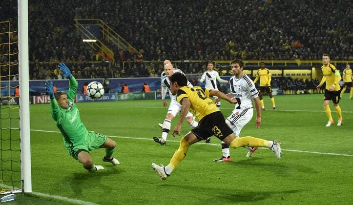 22.11.2016, Fussball UEFA Champions League 2016 17, Vorrunde, 5. Spieltag, Borussia Dortmund - Legia Warschau, Shinji Kagawa (Borussia Dortmund), mitte, erzielt mit diesem Kopfball das Tor zum 1:1