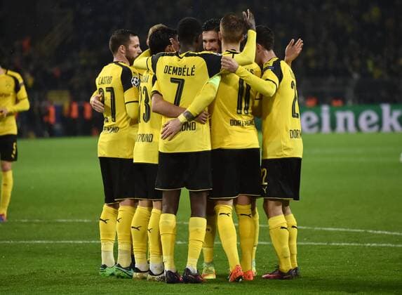 22.11.2016, Fussball UEFA Champions League 2016 17, Vorrunde, 5. Spieltag, Borussia Dortmund - Legia Warschau, BVB Jubeltraube mit Nuri Sahin (Borussia Dortmund), mitte