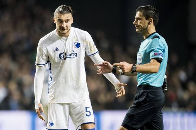 Fußball, CL, FC Kopenhagen - FC Porto 161122 FC Kopenhagens Erik Johansson, Referee Mazic Milorad - Fußball, Champions League, FC Kopenhagen vs FC Porto.  Copyright: PETTERxARVIDSON BB161122PA031