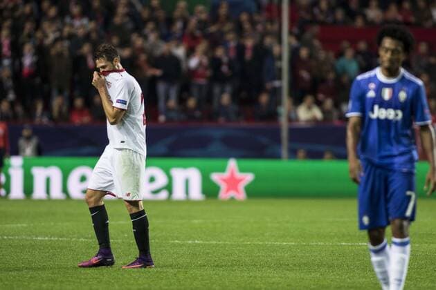 Fußball, CL, FC Sevilla - Juventus Turin November 22, 2016 - Seville, Spain - Franco Vazquez receives a red card during the UEFA Champions League Group H soccer match between Sevilla FC and Juventus at Estadio Ramon Sanchez Pizjuan Soccer 2016 - Sevilla FC vs Juventus - ZUMAa142 20161122_zap_a142_001