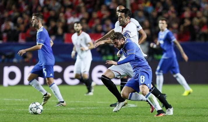 Fußball, CL, FC Sevilla - Juventus Turin Juventus midfielder Claudio Marchisio (front) fights for the ball with Sevilla s midfielder Vicente Iborra during their UEFA Champions League 5th round match at Ramon Sanchez Pizjuan stadium in Seville, Andalusia, Spain, 22 November 2016. SEVILLA VS. JUVENTUS !ACHTUNG: NUR REDAKTIONELLE NUTZUNG!  SEV001 20161122-636154493243343966