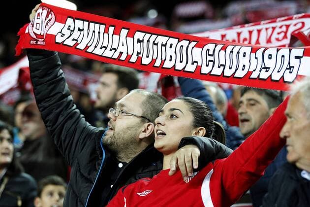Fußball, CL, FC Sevilla - Juventus Turin Sevilla s fans cheer on their team during the UEFA Champions League 5th round match between Sevilla and Juventus at Ramon Sanchez Pizjuan stadium in Seville, Andalusia, Spain, 22 November 2016. SEVILLA VS. JUVENTUS !ACHTUNG: NUR REDAKTIONELLE NUTZUNG!  SEV001 20161122-636154495848543966