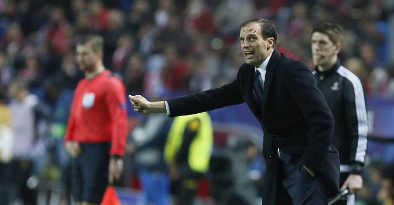 Fußball, CL, FC Sevilla - Juventus Turin Juventus coach Massimiliano Alegri gives his players directions during the UEFA Champions League 5th round match between Sevilla and Juventus at Ramon Sanchez Pizjuan stadium in Seville, Andalusia, Spain, 22 November 2016. SEVILLA VS. JUVENTUS !ACHTUNG: NUR REDAKTIONELLE NUTZUNG!  SEV001 20161122-636154496470081966