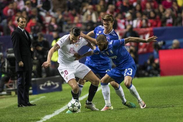 Fußball, CL, FC Sevilla - Juventus Turin November 22, 2016 - Seville, Spain - Vitolo of Sevilla (L ) fights for the ball with Daniel Alves of Juventus (R ) during the UEFA Champions League Group H soccer match between Sevilla FC and Juventus at Estadio Ramon Sanchez Pizjuan Soccer 2016 - Sevilla FC vs Juventus - ZUMAa142 20161122_zap_a142_002