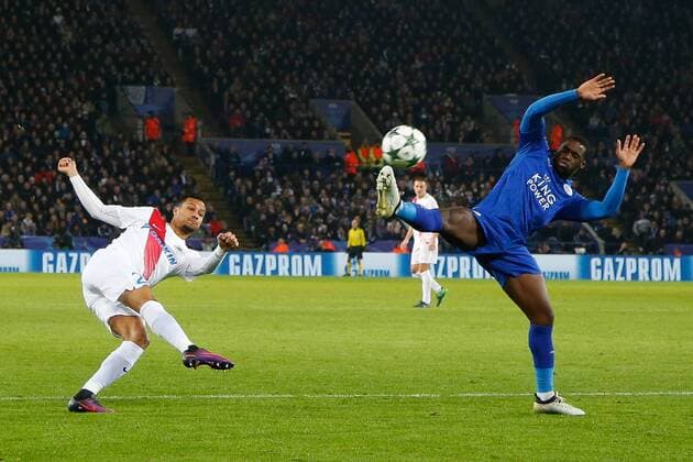 Fußball, CL, Leicester City - FC Brügge Club s Ricardo van Rhijn and Leicester s Jeff Schlupp fight for the ball during a game between British club Leicester City Football Club and Belgian first division soccer team Club Brugge KV, the fifth game of the Champions League group stage competition, in the group G, in Leicester, Great Britain, Tuesday 22 November 2016. BRUNOxFAHY  x04980733x