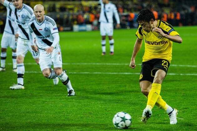 GER, Champions League, Borussia Dortmund vs Legia Warschau 22.11.2016, Signal Iduna Park, Dortmund, GER, Champions League, Borussia Dortmund vs Legia Warschau, im Bild picture shows: Torschuss von Shinji Kagawa (BVB 23), nordphotox xRauch