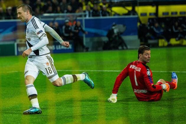 GER, Champions League, Borussia Dortmund vs Legia Warschau 22.11.2016, Signal Iduna Park, Dortmund, GER, Champions League, Borussia Dortmund vs Legia Warschau, im Bild picture shows: Michal Kucharczyk (Warschau 18) trifft gegen Roman Weidenfeller (BVB 1) zum 6:3, nordphotox xRauch