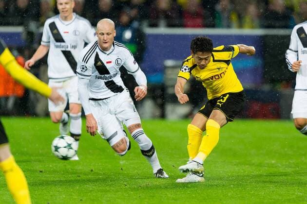Dortmund, Germany 22.11.2016, UEFA Champions League - 2016 17 Season, Group F - Matchday 5, BV Borussia Dortmund - Legia Warschau, TOR zum 2:1, Jakub Czerwinski (LW) und Shinji Kagawa (BVB) im zweikampf ( DeFodi001