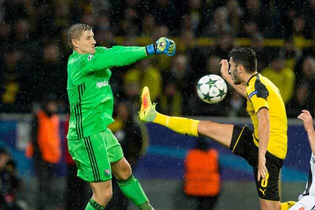 Dortmund, Germany 22.11.2016, UEFA Champions League - 2016 17 Season, Group F - Matchday 5, BV Borussia Dortmund - Legia Warschau, Torwart Radoslaw Cierzniak (LW) gegen Nuri Sahin (BVB) im zweikampf, TOR zum 3:1 ( DeFodi001