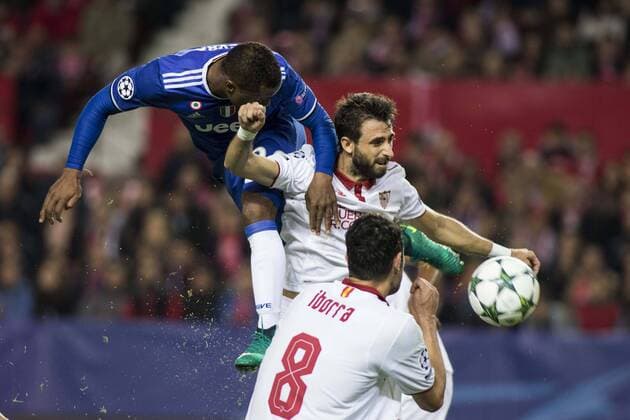 Fußball, CL, FC Sevilla - Juventus Turin November 22, 2016 - Seville, Spain - Patrice Evra of Juventus fights for the ball with Sergio Escudero of Sevilla during the UEFA Champions League Group H soccer match between Sevilla FC and Juventus at Estadio Ramon Sanchez Pizjuan Soccer 2016 - Sevilla FC vs Juventus - ZUMAa142 20161122_zap_a142_005