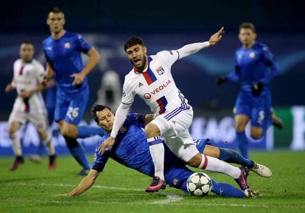 Fußball, CL, Dinamo Zagreb - Olympique Lyon UEFA Champions League, GNK Dinamo vs. Olympique Lyonnais 22.11.2016., Maksimir Stadium, Zagreb, Croatia - UEFA Champions League, Group H, Round 5, GNK Dinamo vs. Olympique Lyonnais. Leonardo Sigali, Mathieu Valbuena. IgorxKralj PIXSELL