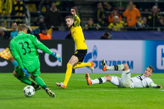 Fußball, CL, Borussia Dortmund - Legia Warschau Dortmund, Germany 22.11.2016, UEFA Champions League - 2016 17 Season, Group F - Matchday 5, BV Borussia Dortmund - Legia Warschau, 8:4, TOR zum 8:4, Marco Reus (BVB) und Jakub Rzezniczak (LW) im zweikampf ( DeFodi001