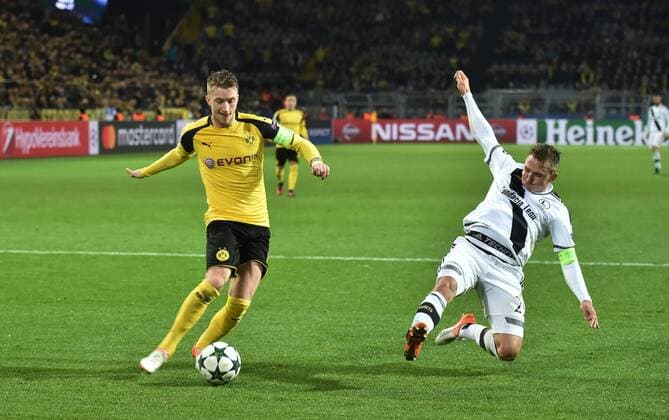 22.11.2016, Fussball UEFA Champions League 2016 17, Vorrunde, 5. Spieltag, Borussia Dortmund - Legia Warschau, Marco Reus (Borussia Dortmund), li., erzielt mit diesem Schuss das Tor zum 8:4