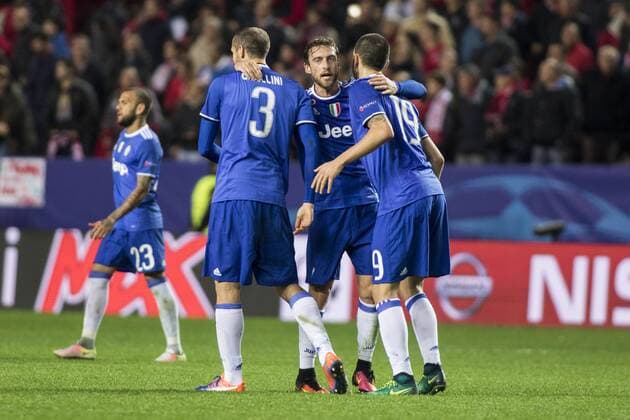 Fußball, CL, FC Sevilla - Juventus Turin November 22, 2016 - Seville, Spain - Player of Juventus celebrates after winning 1-3 the UEFA Champions League Group H soccer match between Sevilla FC and Juventus at Estadio Ramon Sanchez Pizjuan Soccer 2016 - Sevilla FC vs Juventus - ZUMAa142 20161122_zap_a142_023