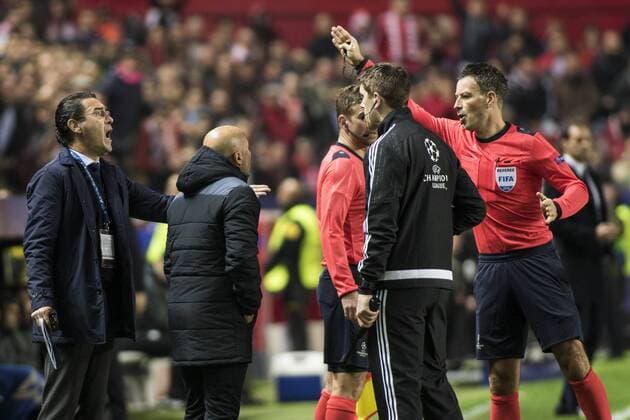 Fußball, CL, FC Sevilla - Juventus Turin November 22, 2016 - Seville, Spain - Jorge Sampaoli, head coach of Sevilla, receives a red card during the UEFA Champions League Group H soccer match between Sevilla FC and Juventus at Estadio Ramon Sanchez Pizjuan Soccer 2016 - Sevilla FC vs Juventus - ZUMAa142 20161122_zap_a142_034