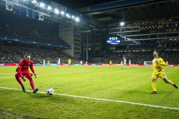 Fußball, CL, FC Kopenhagen - FC Porto 161122 FC Kopenhagen s Torwart Robin Olsen , Portos Oliver Torres Fußball Champions League 2016 2017 FC Kopenhagen - FC Porto.  Copyright: PETTERxARVIDSON BB161122PA056