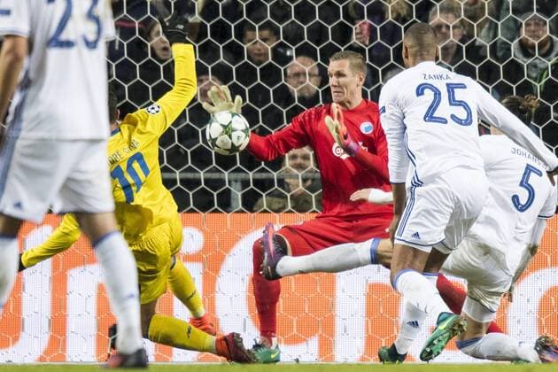 Fußball, CL, FC Kopenhagen - FC Porto 161122 Portos Andre Silva , FC Kopenhagen s Torwart Robin Olsen und Erik Johansson Fußball Champions League 2016 2017 FC Kopenhagen - FC Porto.  Copyright: PETTERxARVIDSON BB161122PA060