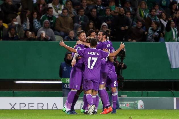 Fußball, CL, Sporting Lissabon - Real Madrid November 22, 2016 - Lisbon, Portugal - Real Madrid s defender Raphael Varane celebrates with teammates after scoring during the UEFA Champions League Group F football match Sporting CP vs Real Madrid at the Alvalade stadium in Lisbon, Portugal on November 22, 2016. Photo: Sporting Clube de Portugal v Real Madrid CF - UEFA Champions League  - ZUMAn230 20161122_zaa_n230_286