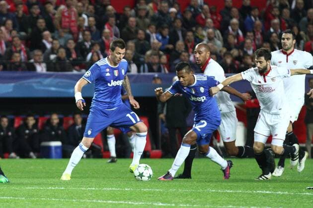 Fußball, CL, FC Sevilla - Juventus Turin November 22, 2016 - Sevilla, Spain - Juventus forward Mario Mandzukic (17) in action during the Uefa Champions League group stage football match n.5 SEVILLA - JUVENTUS on 22 11 2016 at the Stadio Ramon Sanchez-Pizjuan in Sevilla, Spain. Sevilla FC v Juventus - UEFA Champions League  - ZUMAn230 20161122_zaa_n230_311