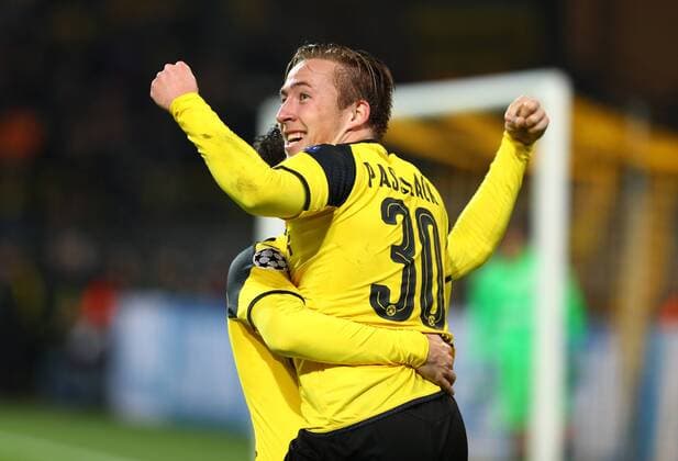 Dienstag 22.11.2016, Saison 2016 2017, UEFA Champions League, Vorrunde Gruppenphase, 5. Spieltag im Dortmunder Signal Iduna Park, BVB 09 Borussia Dortmund - Legia Warschau 8:4, Dortmunder Torjubel zum 7:3: Christian Pulisic (BVB) mit Torschütze Felix Passlack (BVB), v.l.