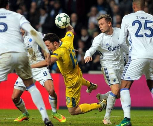 Fußball, CL, FC Kopenhagen - FC Porto 22.11.2016 Copenhagen(Denmmark) FC Kobenhavn(FC Copenhagen)-FC Porto UEFA Champions League men s football Diogo Jota(c) FC Porto simulate faul during match beside Peter Ankersen(r) FC Kobenhavn(FC Copenhagen) : 