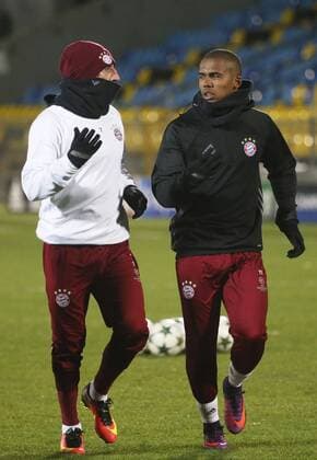ROSTOV-ON-DON, RUSSIA - NOVEMBER 22, 2016: Bayern Munich s Franck Ribery (L) and Douglas Costa in a training session ahead of a UEFA Champions League Group D football match against FC Rostov. Valery Matytsin TASS  TS0387DB